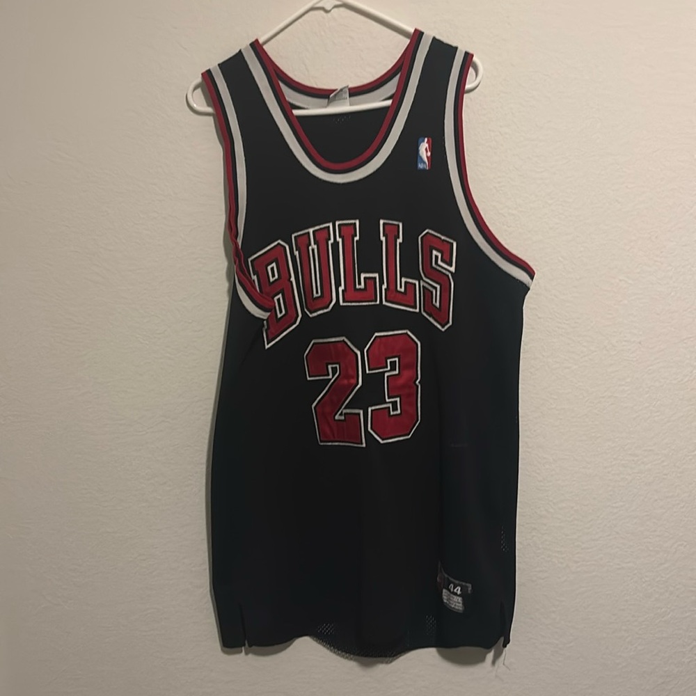 NIKE 1997-1998 CHICAGO BULLS MICHAEL JORDAN JERSEY in BLACK